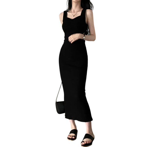 Langes schwarzes Rippenkleid mit breiteren Trägern Eleganter taillierter Schnitt Herzförmiger Ausschnitt Stilvolle Silhouette Bequemer elastischer Strick M