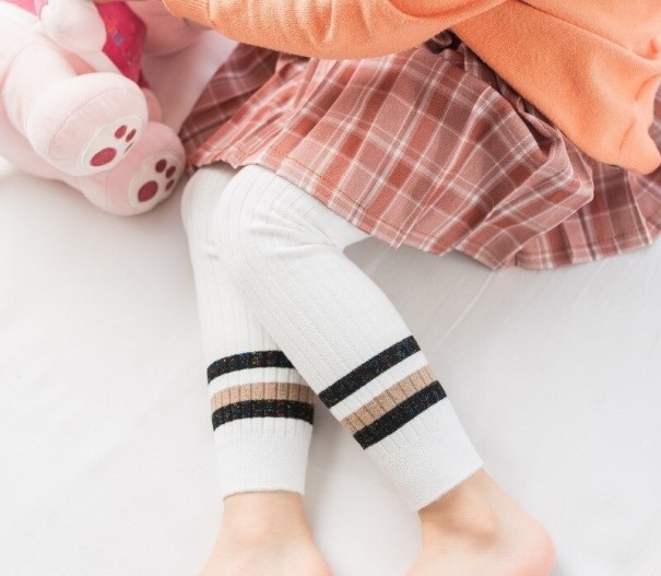 Lányok kötött leggings T2474 fehér 6