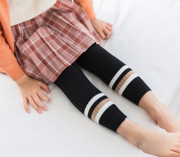 Lányok kötött leggings T2474 fekete 6