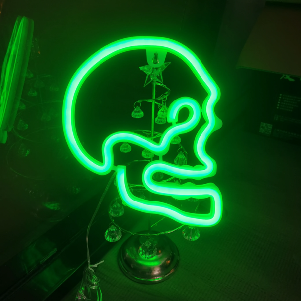 LED neon fali dekoráció 22 x 18 cm Koponya világító dizájnban USB vagy 3x AA elem Világító dekoráció Halloween belső dekoráció zöld