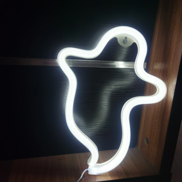 LED Neon Wanddeko 29x19cm Geisterlicht Thema Halloween Deko USB oder 3x AA Batterien Wanddeko weiß