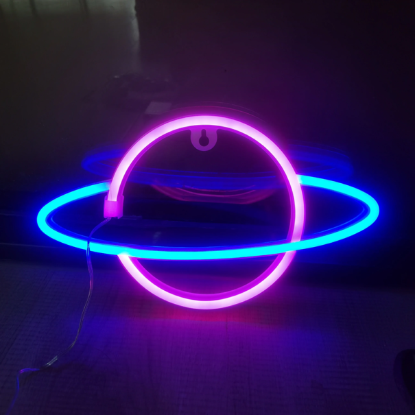LED neonová nástěnná dekorace 30 x 17 cm Planeta s prstencem USB nebo 3x AA baterie Světelný motiv na zeď Dětský pokoj Ložnice růžová