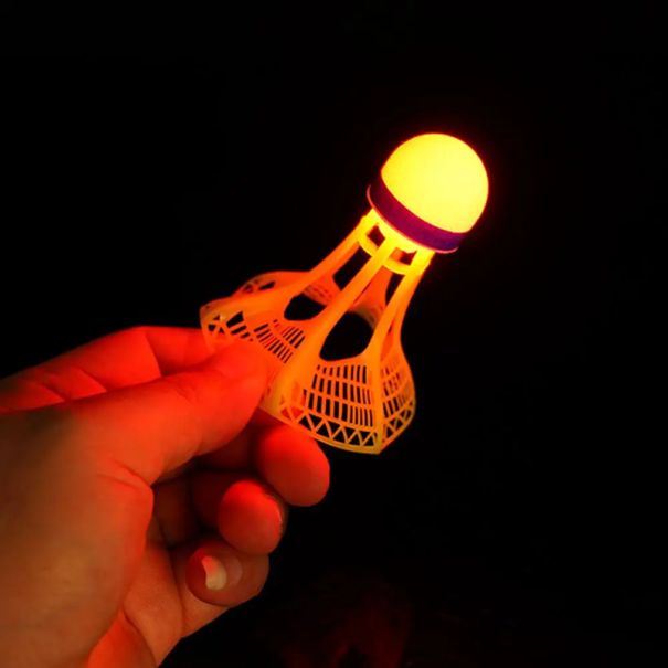 LED větruodolný badmintonový míček Nylon Polystyren Svítící sportovní míček pro noční hru Trénink Zábava Badmintonové příslušenství červená