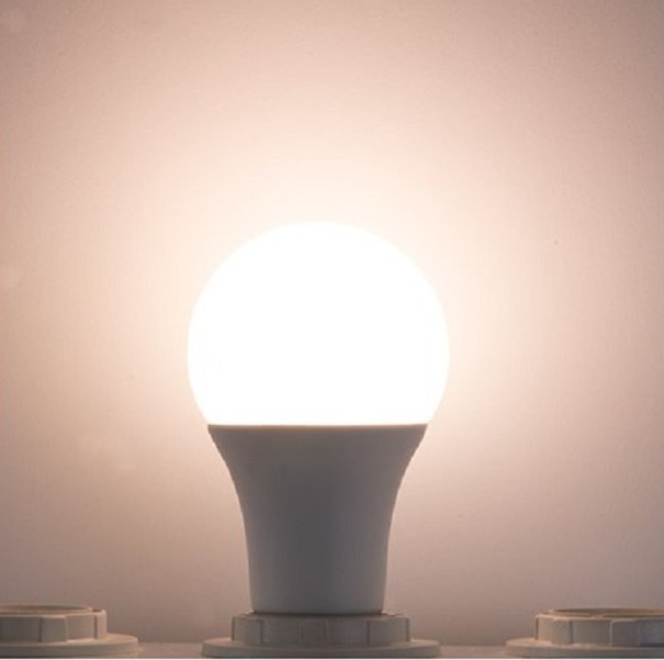 LED žárovka s úsporou energie J1360 teplá bílá 15W