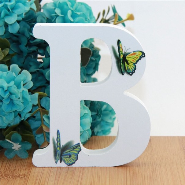 Letra decorativa de madera con mariposas B