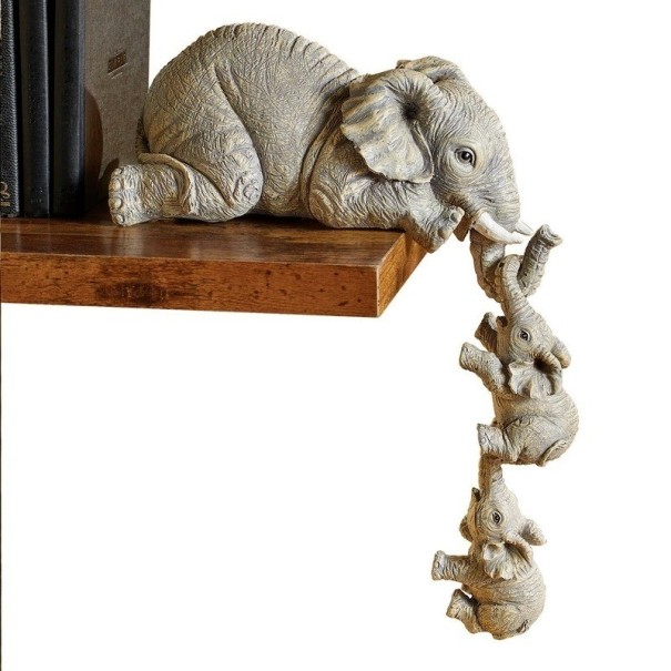 Lille boligdekoration til et bord eller en kommode Dekoration hængende over kanten Sæt med tre elefantfigurer Elefant med elefantkalve Elefanter, der holder deres snabler 10 x 5 x 5 cm 1