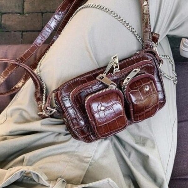 Lille dames crossbody taske med reliefmønster, der efterligner krybdyrhud To lynlåslommer foran Rem og metal kæde PU læder 19 x 10 x 5 cm mørkebrun