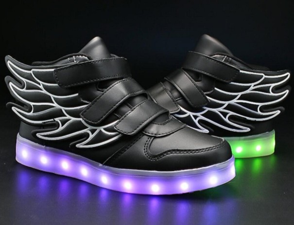 Ljusa barnsneakers med vingar