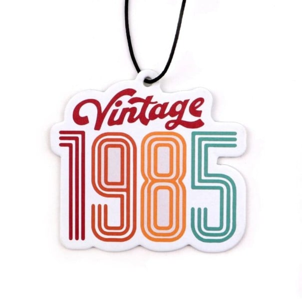 Lufterfrischer für das Auto zum Aufhängen mit dem Schriftzug „Vintage 1985“ farbenfrohes Retro-Design runder Anhänger Innendekoration