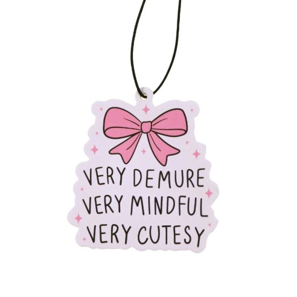 Lufterfrischer für das Auto zum Aufhängen mit Schleife und dem Zitat „Very Demure Very Mindful Very Cutesy“ 6,8 × 7 cm rosa Interieurzubehör