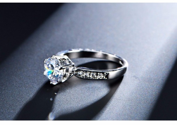 Luxuriöser Damenring mit Zirkon silbern 5,5