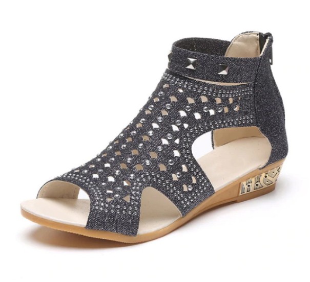 Luxusné dámske sandále s cvočkami čierna 39