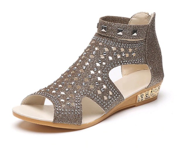 Luxusné dámske sandále s cvočkami zlatá 39