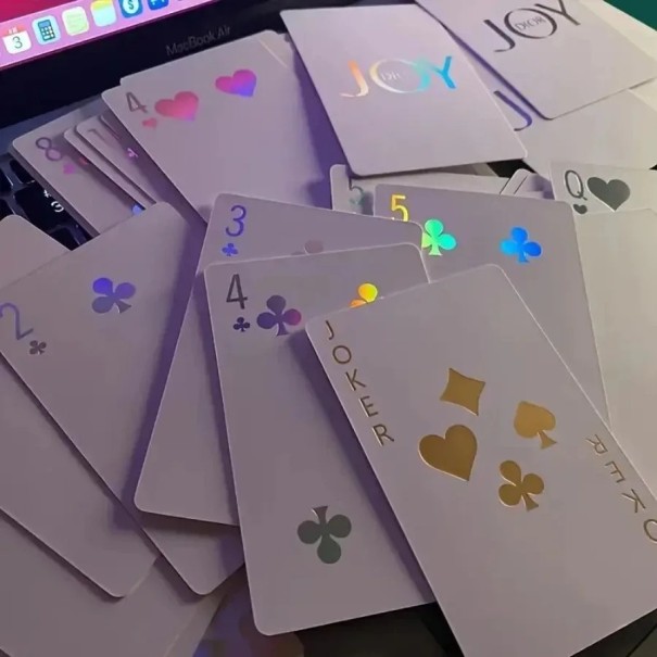 Luxusní bílé hrací karty s holografickým efektem pro poker kanastu žolíky i dárky s elegantním duhovým leskem 1