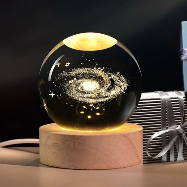 Luz nocturna LED para niños en forma de bola de 6 cm con motivo Galaxia, base de madera, cable de alimentación, iluminación decorativa 1