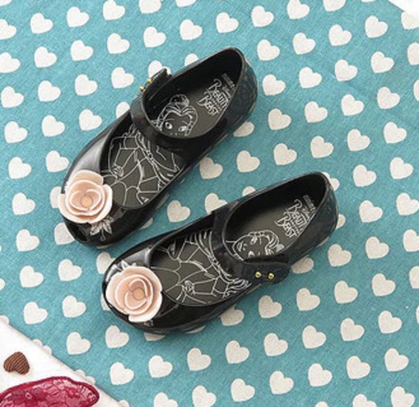 Mädchensandalen mit einer Rose schwarz 22