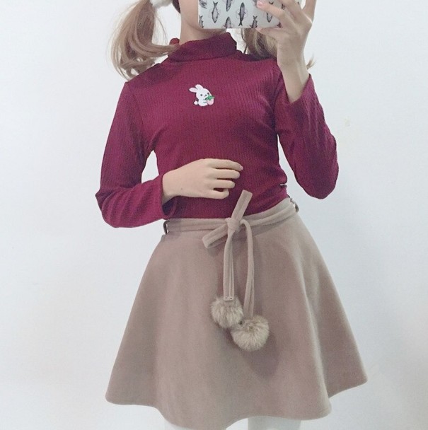 Maglione a collo alto da donna con coniglio bordeaux