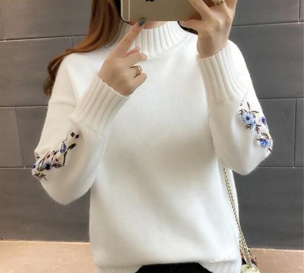 Maglione a collo alto da donna con fiori bianco