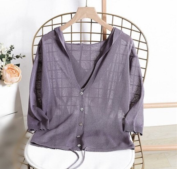 Maglione da donna con cappuccio e bottoni viola