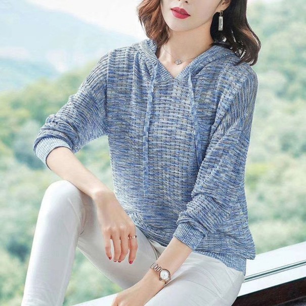 Maglione da donna con cappuccio e tasca blu