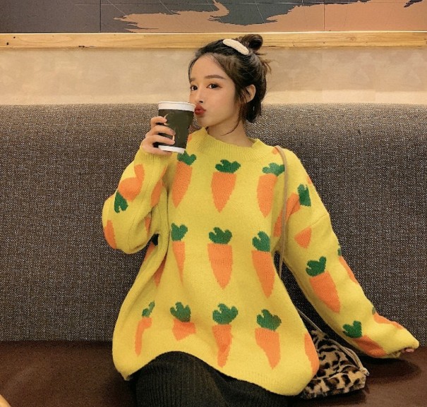 Maglione lavorato a maglia da donna con carote giallo