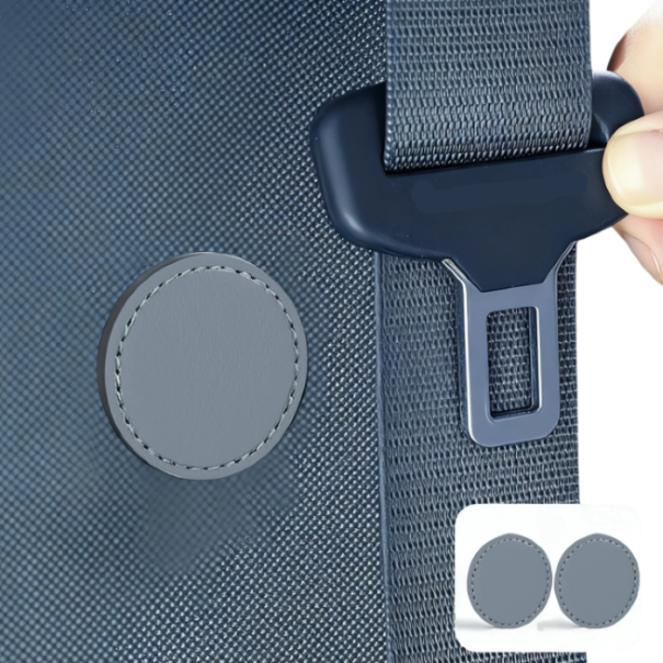 Magnetický držák na bezpečnostní pás do auta protiskluzový cca 4 cm PU kůže pevná spona stabilizátor autopásu interiér vozu šedá