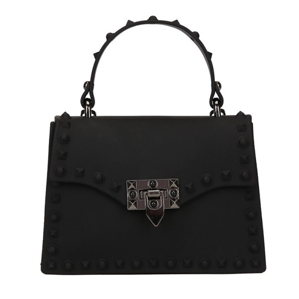 Mala crossbody feminina com alça superior e pontos decorativos Fecho metálico na aba Couro sintético mate Forma retangular firme preto 1
