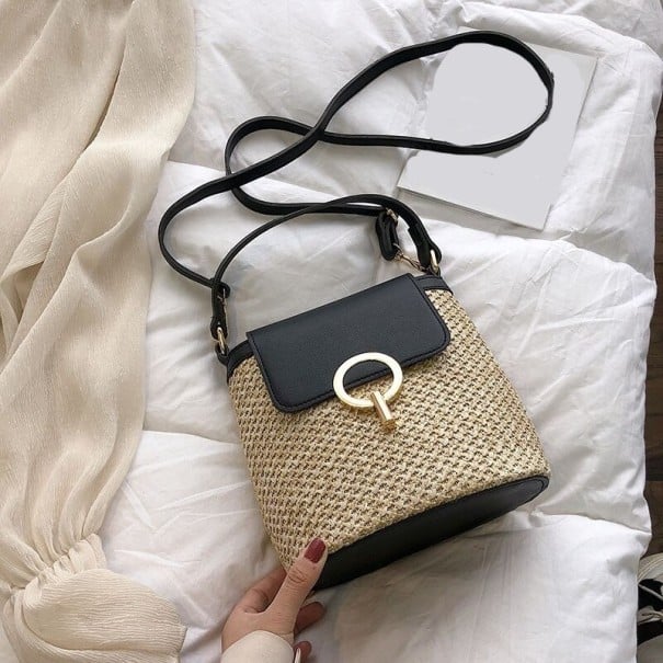 Mala crossbody feminina em palha trançada com aba e anel metálico Alça curta e alça longa ao ombro Dimensões 20 x 21 x 12 cm preto