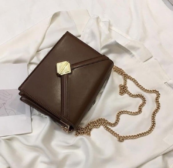Malá dámská crossbody kabelka s klopou Řetízkový popruh zlaté barvy Geometrická kovová spona PU kůže a polyester 23 x 19 x 8 cm vínová 2