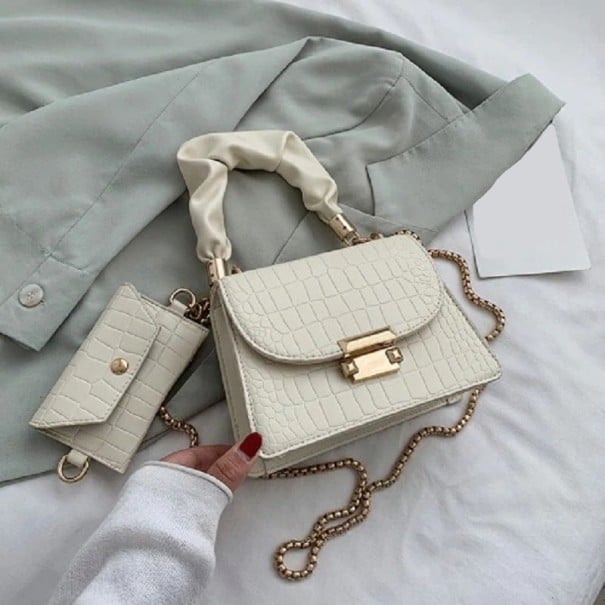 Malá dámska crossbody kabelka z PU koženky s krokodílim vzorom Nabírané ucho a reťazec v zlatej farbe Kovové zapínanie 17 x 13 x 8 cm krémová