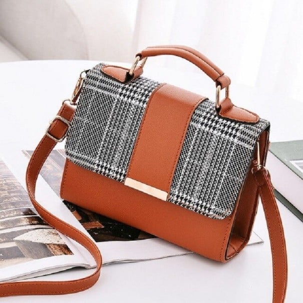 Mała damska torebka do ręki i na ramię z sztucznej skóry Klapa z kraciastym wzorem tekstylnym Krótkie ucho Długi pasek Złota metka 20 x 15 x 6 brązowy