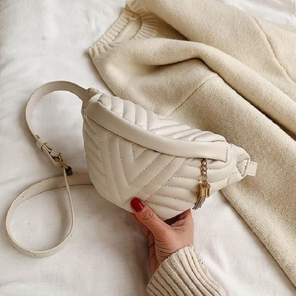 Mala de senhora crossbody em forma de cintura com padrão acolchoado Fecho de correr com pompom decorativo Alça com fivela Couro PU creme