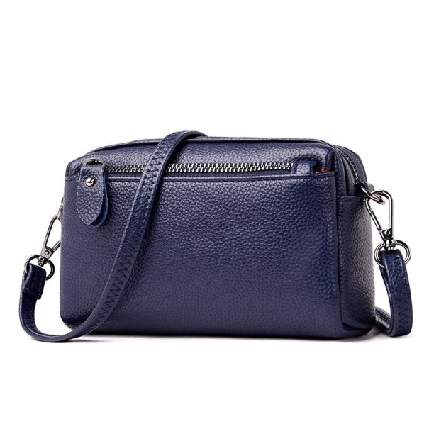 Mala de senhora pequena tipo crossbody em forma retangular Couro verdadeiro com superfície texturizada Alça com mosquetões Fecho com zíper azul escuro
