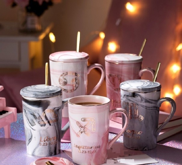 Marmorerad mugg med stjärnteckenmotiv