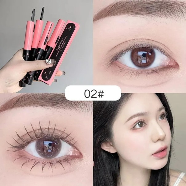 Mascara mit Kamm zum präzisen Trennen und Hervorheben der Wimpern, gleichmäßiges Auftragen ohne Verklumpen für einen natürlichen und gepflegten Look braun