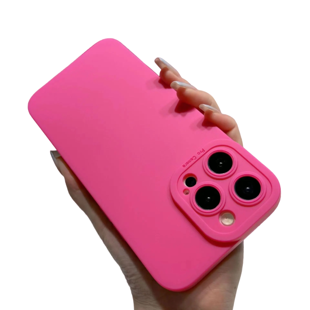 Mat silikonecover med linsebeskyttelse til iPhone 15 rosa