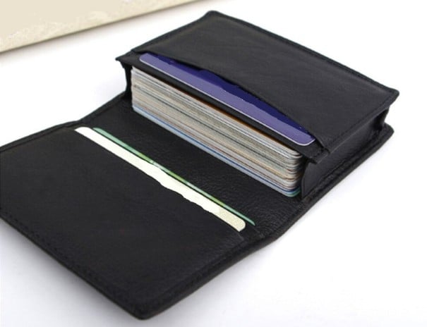 Matkakotelo asiakirjoille ja korteille Avattava malli tilavalla lokeroilla ja taskulla Aito nahka mustana Mitat 10,5 x 7,5 x 2 cm 1