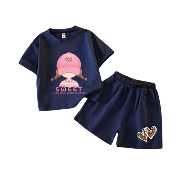 Meisjes zomer set T-shirt met korte mouwen en shorts met hartjes Ronde halsafwerking Print van een meisje met een pet Comfortabele set donkerblauw 12