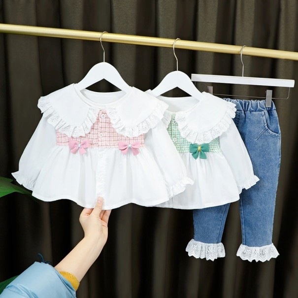 Meisjesblouse en jeans