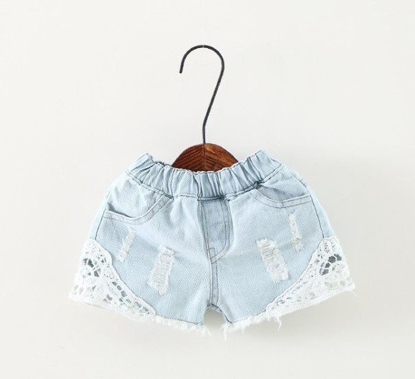 Meisjesshort met kant J1267 lichtblauw 9-12 maanden