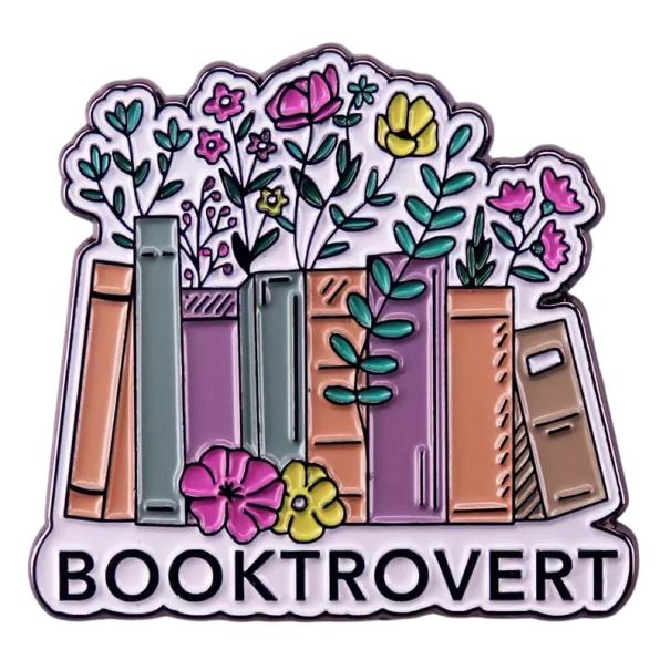 Metallbrosche Bücher mit Blumen und dem Schriftzug Booktrovert metallischer Pin farbiger Anstecker für Kleidung Rucksack Tasche Bibliotheksmotiv 1