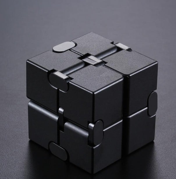 Metallische unendliche Antistresswürfel für unruhige Hände Acht verbundene Teile zum ständigen Umklappen Abmessungen 4 x 4 x 4 cm Zum schwarz