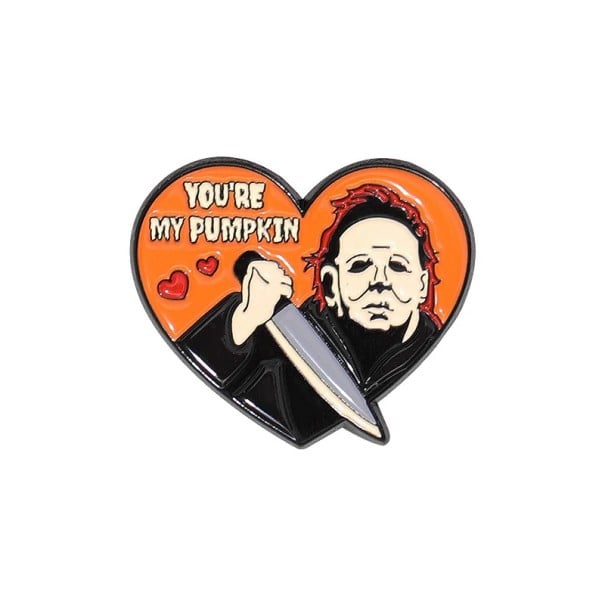 Metalowa broszka postać horroru z nożem w kształcie serca ok. 3 x 2,5 cm pin odznak wielokolorowy napis You’re My Pumpkin Halloween dodatek 1