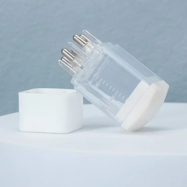 Mini fejmasszírozó hajhullás elleni tartályos applikátorral a termékek hajgyökerekre való egyenletes felviteléhez Fejbőrápoló eszköz golyós hegyekkel 4 x 2 x 1 cm fehér