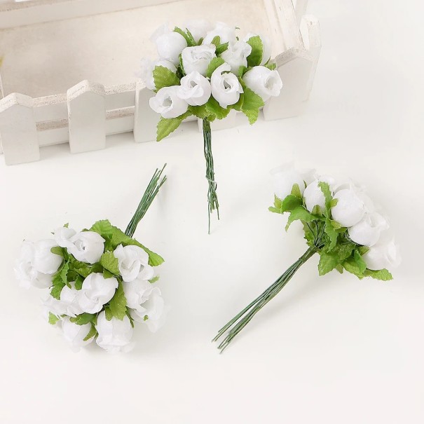 Mini kytice umělých růží 12 ks dekorativní poupata na drátkovaných stoncích pro svatby kytice aranžování věnců a DIY tvoření bílá