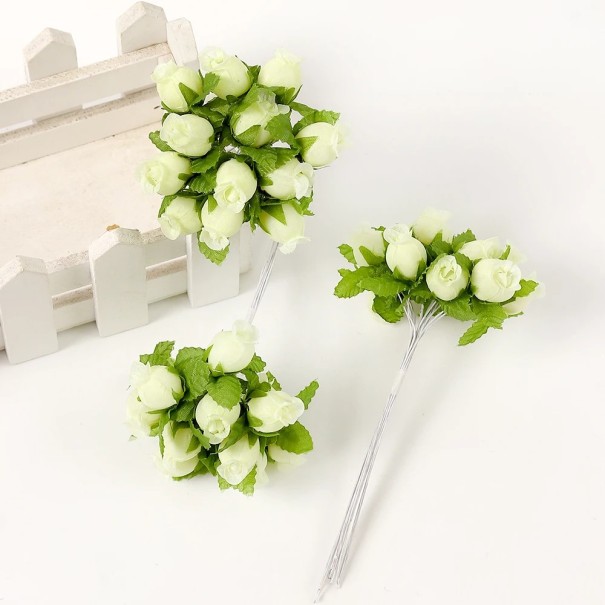 Mini kytice umělých růží 12 ks dekorativní poupata na drátkovaných stoncích pro svatby kytice aranžování věnců a DIY tvoření krémová