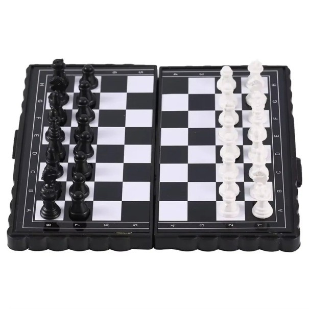 Mini magneettinen musta shakkilauta 13 x 14 x 1,7 cm kokoontaitettava muovinen shakkilauta kannettava matkalautapeli kompakti shakkisetti lapsille ja aikuisille 1