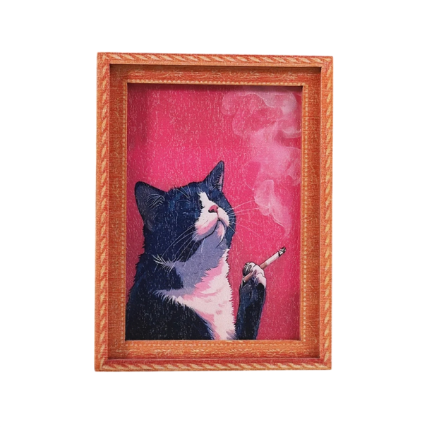 Mini magnetka portrét kočky s cigaretou 8x6 cm dekorativní magnet na lednici obraz kočka v rámu černo bílá červené pozadí 1