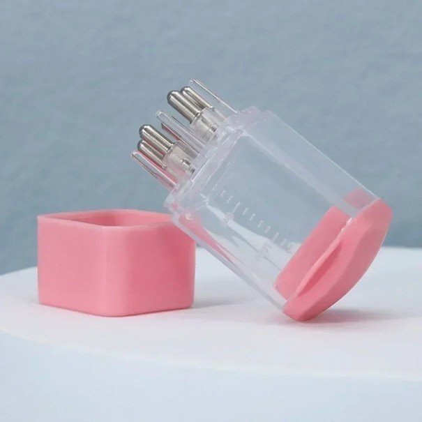Mini massaggiatore per la testa con serbatoio per il trattamento contro la caduta dei capelli Applicatore per un'applicazione uniforme dei prodotti alle radici dei capelli Dispositivo per la cura del cuoio capelluto con punte a sfera 4 x 2 x 1 cm rosa