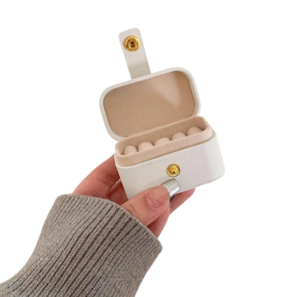 Mini Schmuckkästchen mit Ringorganizer 6,4 × 4 × 4,7 cm aus Kunstleder farbig kleiner Box für Ringe, Ohrringe und kleine Schmuckstücke weiß